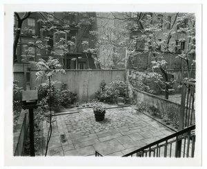 uteplats på baksidan med fågelhus, New York, USA, ca 1905-40 (foto av gelatinsilver) av Jessie Tarbox Beals