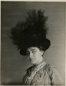 närbild av fjäderhatt, ca 1905-18 (foto av gelatinsilver) av Jessie Tarbox Beals