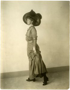 modell i fjäderhatt, ca 1905-18 (foto av gelatinsilver) av Jessie Tarbox Beals