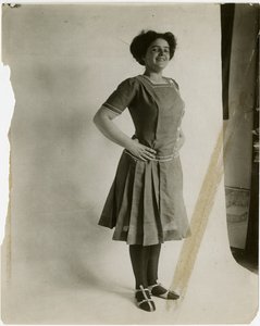 modell med armar akimbo, c.1905-11