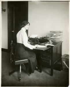 modell med skrivmaskin, ca 1905-18 (gelatinsilverfoto) av Jessie Tarbox Beals