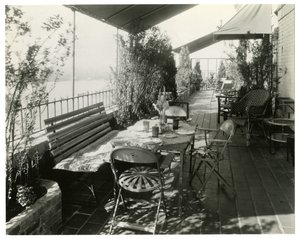 uteplats med utsikt över floden, ca 1936-37 (foto av gelatinsilver) av Jessie Tarbox Beals