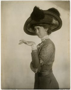 profil av fjäderhatt, ca 1905-18 (foto av gelatinsilver)