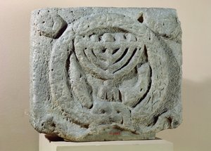 Relief som visar en menorah, från Umm Qeis (Ancient Gadara) Jordan (basalt) av Jewish School
