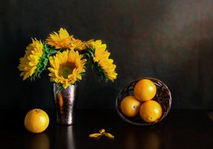 Gyllene solrosor och apelsiner