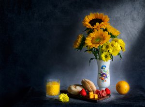 Stilleben med solrosor till frukost