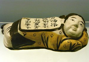 Keramisk, barnformad kudde, med en dikt som frammanar ett nattlandskap, från Cizhou, Jin-dynastin (1115-1234), Shanghai National Museum. Fotografi, Leonard de Selva, Kina, 2006. av Jin Dynasty Chinese School