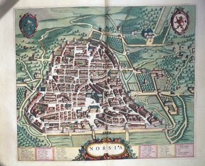 Karta över Norcia, från Theatrum civitatum et admirandorum Italiae av Joan Blaeu, gravyr av Joan Blaeu