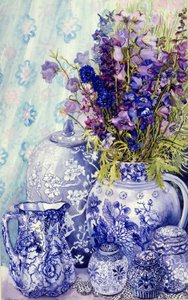 Delphiniums med antika blå krukor, 2000, (vattenfärg) av Joan Thewsey