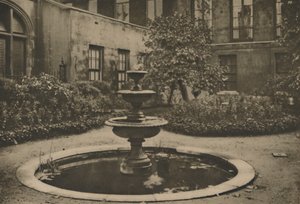 Forntida mullbärsträd och fontän i Garden of Drapers Hall, c1935.