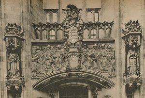 Rista i sten under Middlesex vapensköld vid Guildhall, Westminster, c1935.