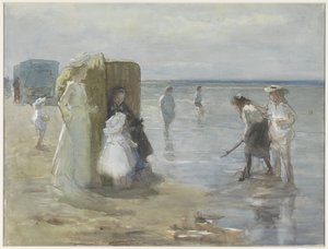 Utsikt längs högvattenlinjen vid Scheveningens strand, med två damer och barn