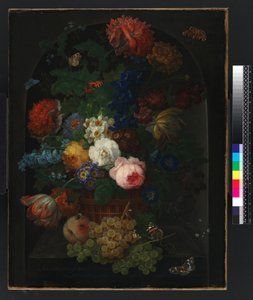 En korg med blommor med frukt