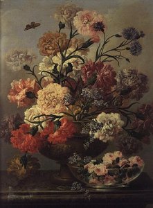 Nejlikor och förgätmigej med rosor i en glasskål