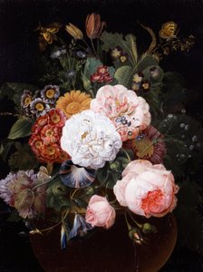 Stilleben av blommor i kruka (bl.a. rosor, primula och prästkragar)