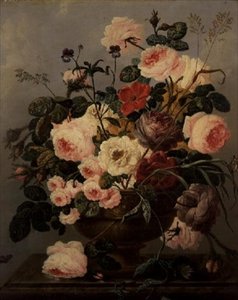 Rosor, nejlikor, konvulvuli och andra blommor i en vas på en avsats