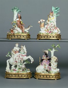 Fyra Meissen-grupper som representerar de fyra kontinenterna monterade med Louis XVI ormolu, modellerad av Johann Joachim Kandler (1706-75), mitten av 1700-talet