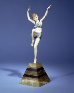 Beach Dancer, ca 1935 (rons och elfenben, kallmålad patina, grön och svart onyxbas)