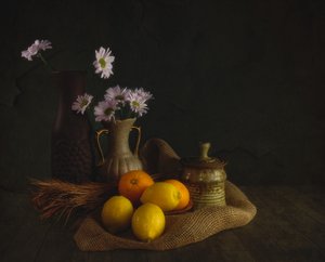 Stämningsfulla blommor och frukt