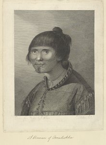 En kvinna från Oonalashka. Ritad från naturen av J. Webber och graverad av Jean-Marie Delatre. Ritning av huvudet och axlarna på en kvinna som ser tre fjärdedelar till vänster. Hon är klädd i en åtsittande sälskinnsrock från vars sömmar hänger hängande pär