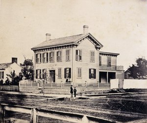 Abraham Lincoln poserar inför sitt hem i Springfield, Massachusetts, ca 1860-1870-talet (albumintryck)