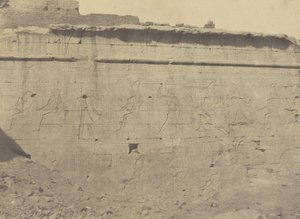 Edfu, skulpturer och inskriptioner av den östra fasaden av inhägnadsväggen av John Beasly Greene