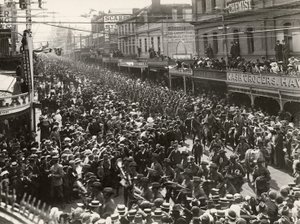 12:e bataljonen, AIF, marscherar genom staden innan de går ombord för tjänstgöring utomlands, Hobart, Tasmanien, 14 oktober 1914. av John Beattie