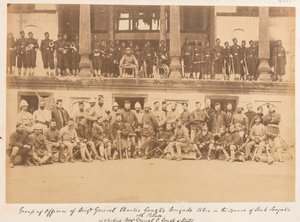 Officerare och män från brigadgeneral Goughs brigad togs på torget i Shah Shujahs palats, 1880 av John Burke
