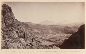 ?Utsikt från lite nedanför fortet, som visar Sunga från vilken fienden höll upp en mycket trakasserande eld mot de framryckande kolonnerna?, 1878 av John Burke