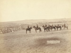 Gen. Miles och personal tittar på det största fientliga indiska lägret i USA, nära Pine Ridge av John C. H. Grabill