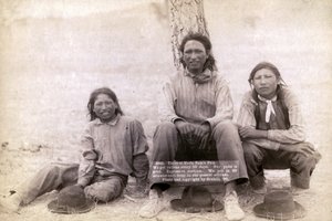 Tre Lakota tonårspojkar i västerländska kläder, 1891