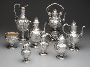 Vattenkokare på stativ, kaffekanna, chokladkanna, slopskål, sockerskål, mjölkkanna, gräddkanna och äpplen, ca 1851 (silver och elfenben) av John Chandler Moore