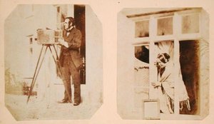 Självporträtt till vänster och Emma Thomasina Llewelyn (1808-81) som trycker ett pappersnegativ i solen till höger av John Dillwyn Llewelyn