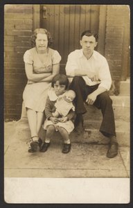 [Familj med docka på trappan] av John Frank Keith