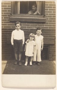 [Porträtt av tre barn] av John Frank Keith