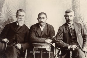 William Australia Graham, King Mahuta Tawhaio och Tahuna Heirangi, juni 1898 (silvergelatintryck) av John Hanna