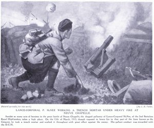 Lance Corporal P McNee arbetar med en skyttegravsgranat under kraftig eldgivning vid Neuve Chapelle. av John Harris Valda