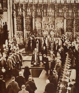 Kung Edward VIII stänker jorden på sin fars kista, 1936