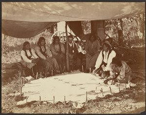 Kiowaer som målar en dräkt, Fort Sill, Indian Territory av John K. Hillers