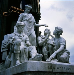 Engineering, skulpturgrupp från Albert Memorial, färdig 1876 (granit) av John Lawlor