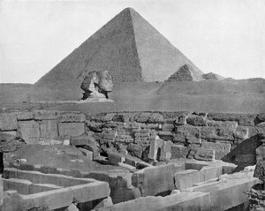 Gizeh pyramider och sfinx i Egypten (s/v foto)