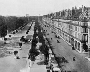 Rivoli-gatan i Paris, på l: Tuileries trädgård, i bakgrunden: Triumfbågen, ca. 1900 (s/v foto) av John Lawson Stoddard