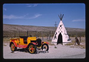 Apache Canyon Trading Post, tipi och bil, Routes 62 och 180, Whites City, New Mexico, USA av John Margolies