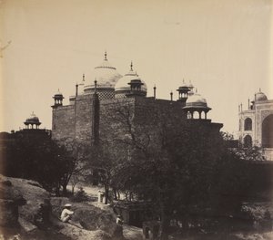 Taj Mahal, Vy bakifrån av rasthuset, med figur, ca. 1858-1862.