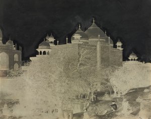 Taj Mahal, Vy bakifrån av rasthuset, med figur, ca. 1858-1862.
