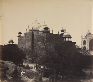 Taj Mahal, Vy bakifrån av rasthuset, med figur, ca. 1858-1862.