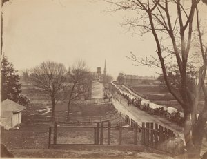 Tåg med armévagnar på väg in i Petersburg, Virginia,april 1865 (foto)