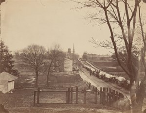 Tåg av armévagnar som kommer in i Petersburg, Virginia