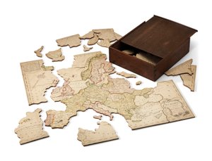 Europa delat i sina kungadömen, ca 1766 (handfärgat graverat ark monterat på trä)
