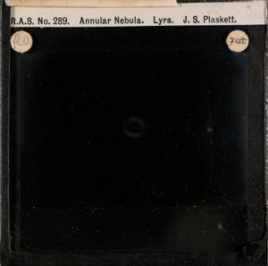 Astronomisk glasplåt med bild av ringnebulosan i Lyran (glasnegativ) av John Stanley Plaskett
